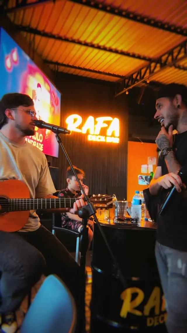 Paulo cantando com violão